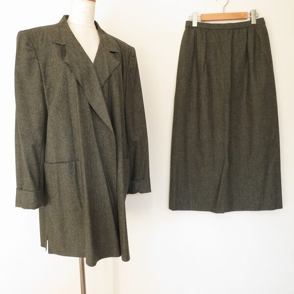 【レリアン】スカートスーツを買取しました！深緑でいろっぽくシャープに