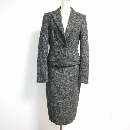 しっかり女性を演出できる｜エスカーダのスカートスーツを買取しました