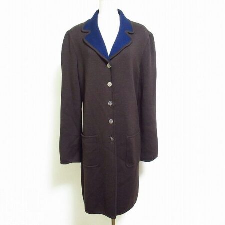 ミセス人気の高いエスカーダ！コートをお買取しました｜青の襟が上品