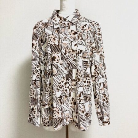 レリアンのブラウスをお買取｜強くも爽やかなブラウンで着こなす！