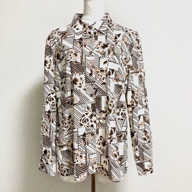 レリアンのブラウスをお買取｜強くも爽やかなブラウンで着こなす！