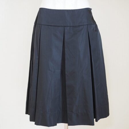 大ぶりプリーツで飽きの来ないスタイルに！プラダのスカートを出張買取しました