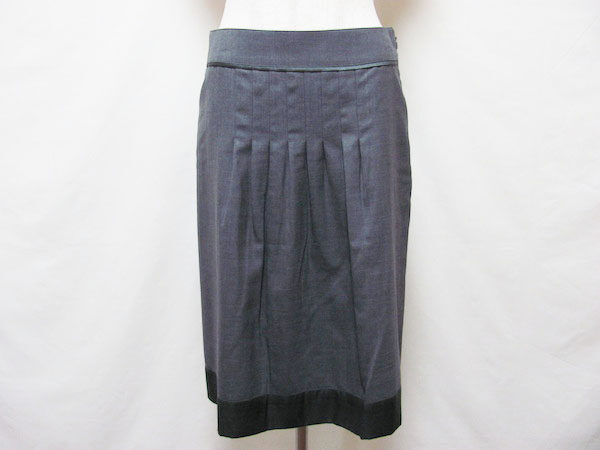 グレーで安定した雰囲気がつくれる バーバリーのスカートを買取しました