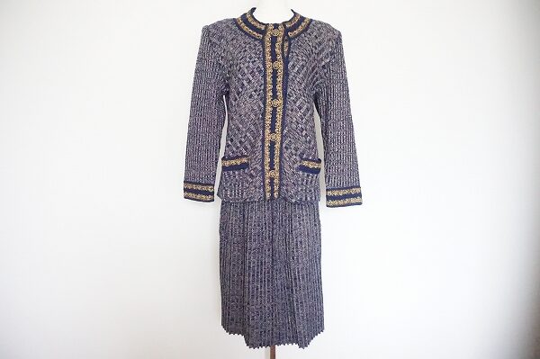 斉藤都世子のスカートスーツを買取しました！ゴールドが効いてゴージャス