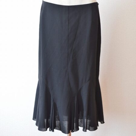 黒とフリルのバランスが見事な アクリスのスカートを買取しました