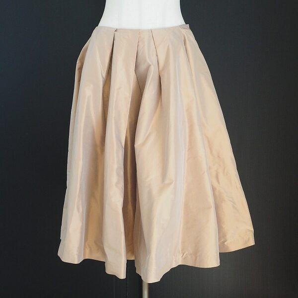 ケイタマルヤマのスカートを買取しました｜大人な光沢ありの贅沢ボトムス