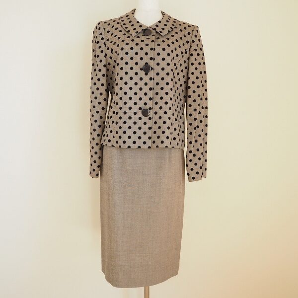 ピエールカルダンのスカートスーツをお買取！落ち着いたドットが上質女性へと繋がる
