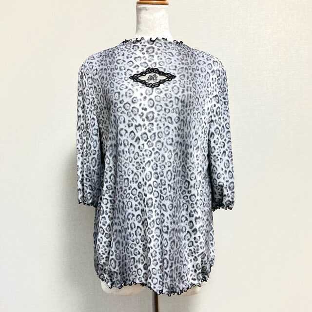 伊太利屋のグレーベースのヒョウ柄カットソーを買取させて頂きました