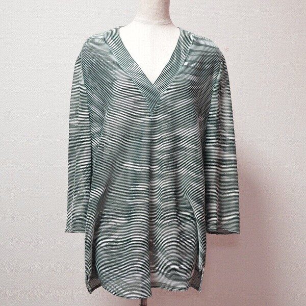 重ね着が楽しめる深めVネックカットソーを買取！伊太利屋