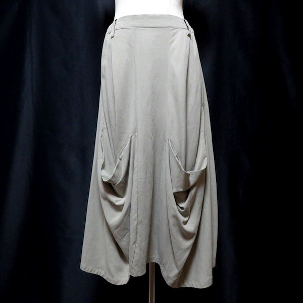 シックになのに楽しい雰囲気満載 モユルセンソユニコのスカートを買取しました