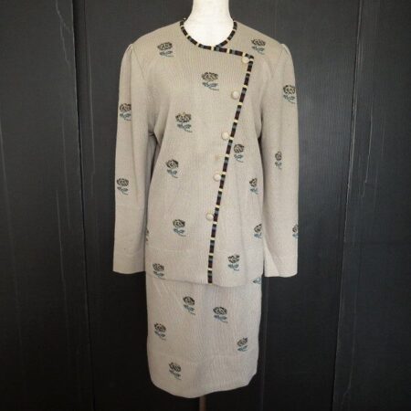 出張買取したコンパクトな花柄が可愛い斉藤都世子のセットアップ