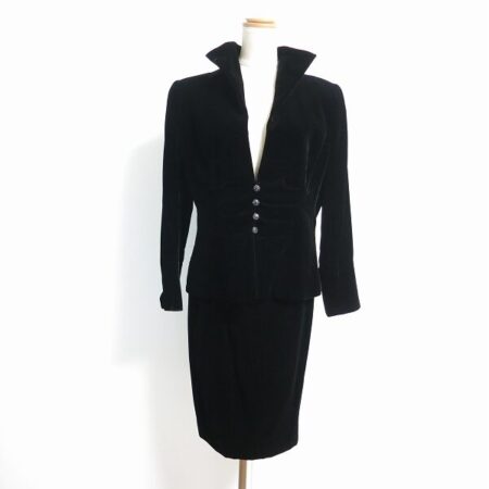 【銀座マギーのスカートスーツを買取しました】ベロア調で煌びやかに決まる