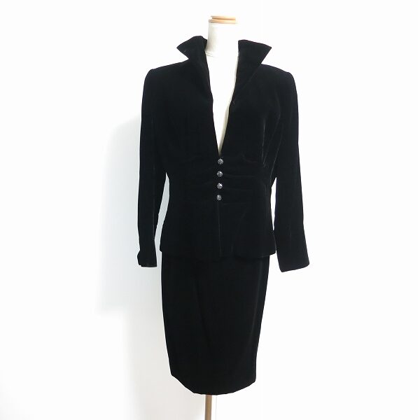 【銀座マギーのスカートスーツを買取しました】ベロア調で煌びやかに決まる