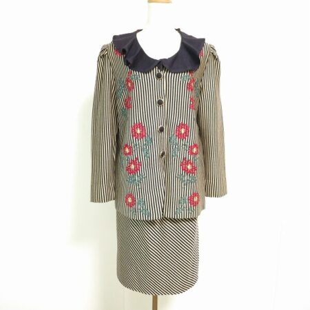 華やかな襟が目立つ 斉藤都世子のセットアップを買取しました