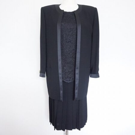 銀座マギーのスカートスーツを買取しました！色っぽさと神々しさを感じます