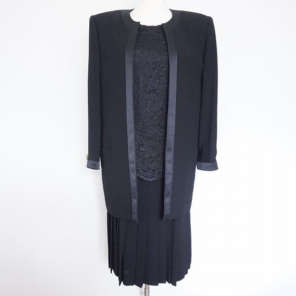 銀座マギーのスカートスーツを買取しました！色っぽさと神々しさを感じます