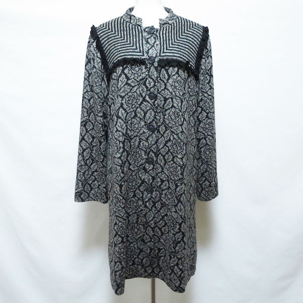 斉藤都世子のコートを買取しました!黒とバラ柄のクールな雰囲気が見事