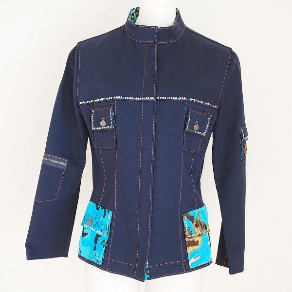 伊太利屋のジャケット 鮮やかブルーが決めてです