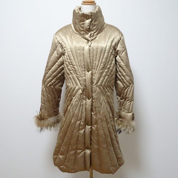 伊太利屋のコートを買取しました！ゴールド具合が丁度いい