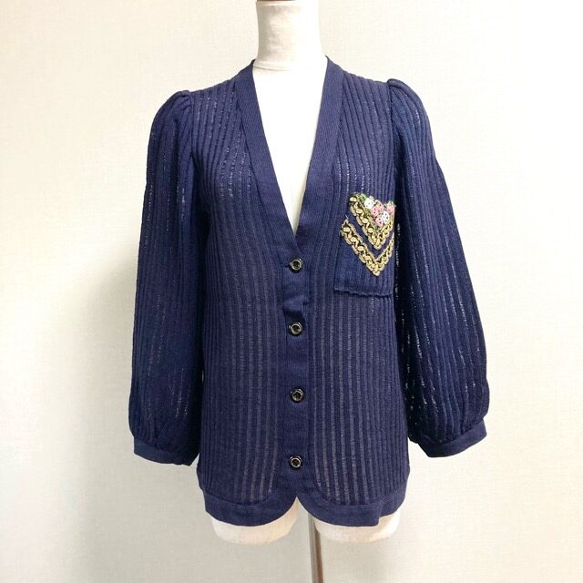 ダンディとふんわりの融合!斉藤都世子のカーディガンを買取しました