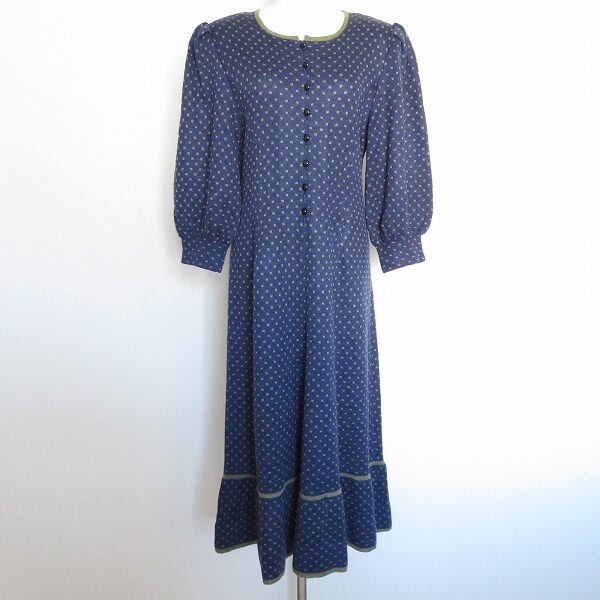 買取した溶け込むようなドットがキュートな斉藤都世子のワンピース