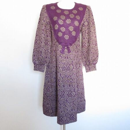 紫と花柄がシックな斉藤都世子のワンピースを買取しました