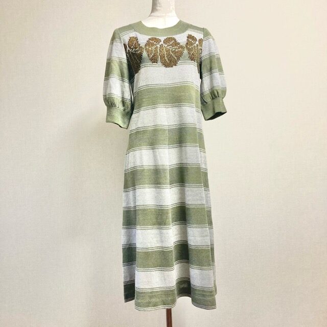 斉藤都世子のワンピースをお買取！カーキ×ホワイトでしっとりレディに