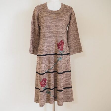 シックなバラ柄がアクセントになる！斉藤都世子のワンピース