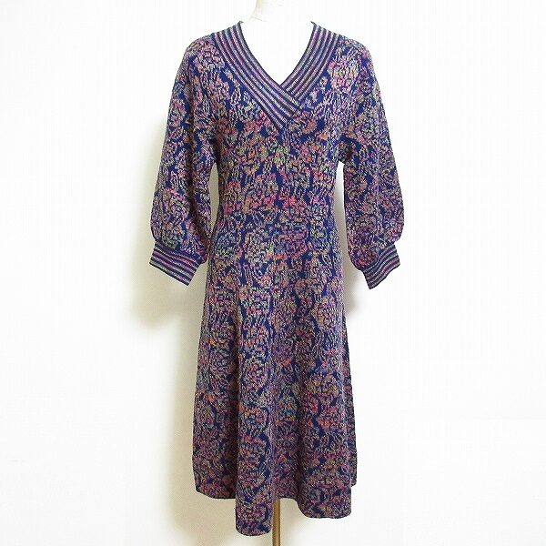 Vネックのラインも綺麗な斉藤都世子のワンピースを買取しました