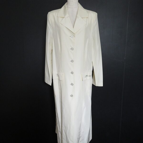 伊太利屋のコートを買取しました!オフホワイトがなまめかしい