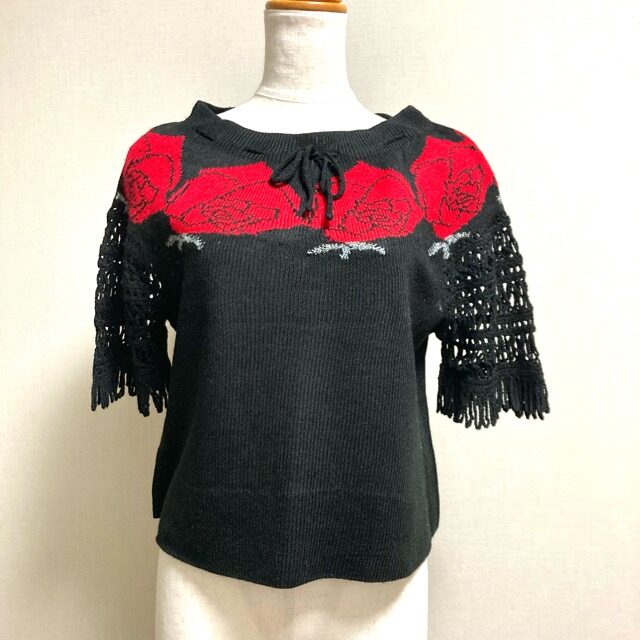 斉藤都世子のニットを買取しました!赤いバラの強さに見とれる