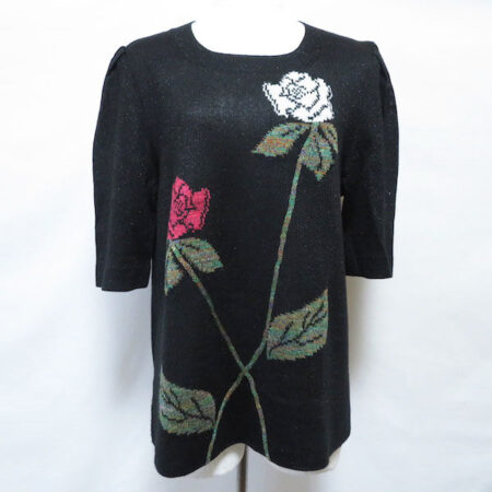 斉藤都世子のニットを買取しました！紅白のバラでビューティさを演出