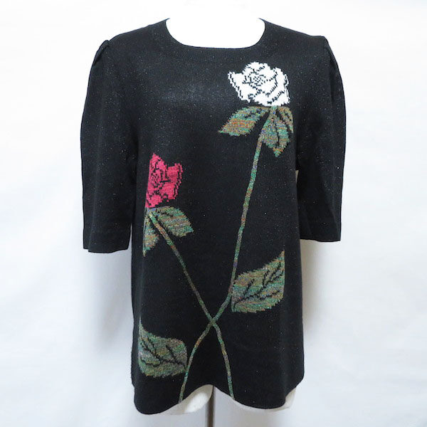 斉藤都世子のニットを買取しました！紅白のバラでビューティさを演出