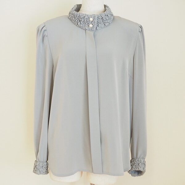 レリアンのブラウスを買取しました！ギャザーとスタンドカラーのバランスが抜群