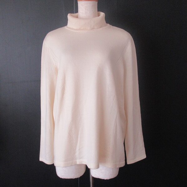 レリアンの白 ハイネックセーターを出張買取ご利用のお客様より買取しました
