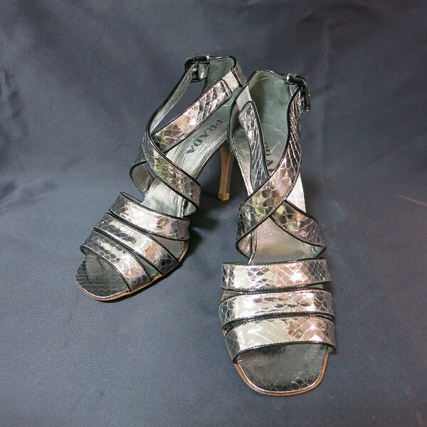 ゴージャスなシルバーがクール プラダのサンダルを買取しました