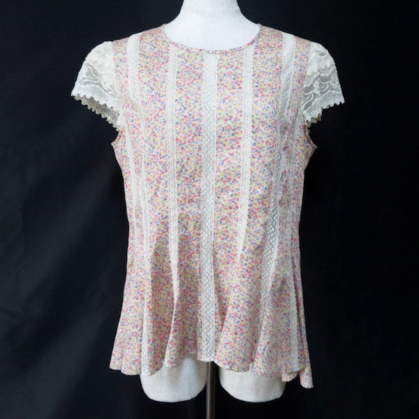 アルバロッサのトップスを買取しました！レースと柄の可愛さが際立つ