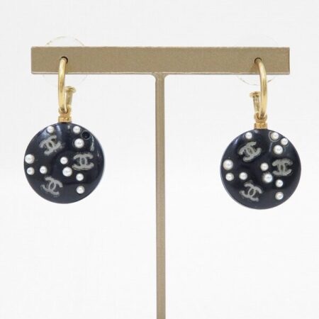 細やかなパール調が可愛い シャネルのピアスを買取しました