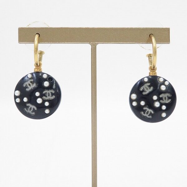 細やかなパール調が可愛い シャネルのピアスを買取しました