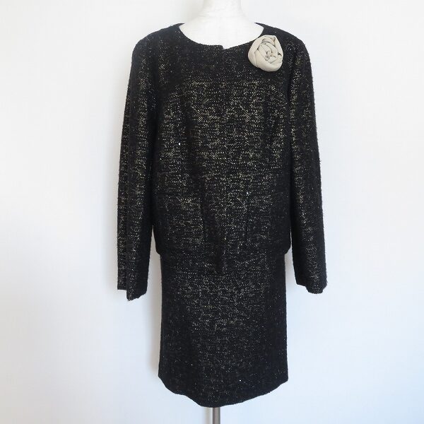 エスカーダ コサージュ付きのスカートスーツを買取しました！