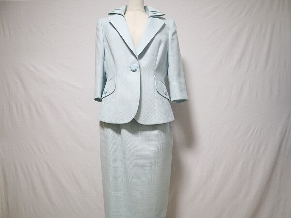 清潔感の塊！銀座マギーのスカートスーツを買取しました