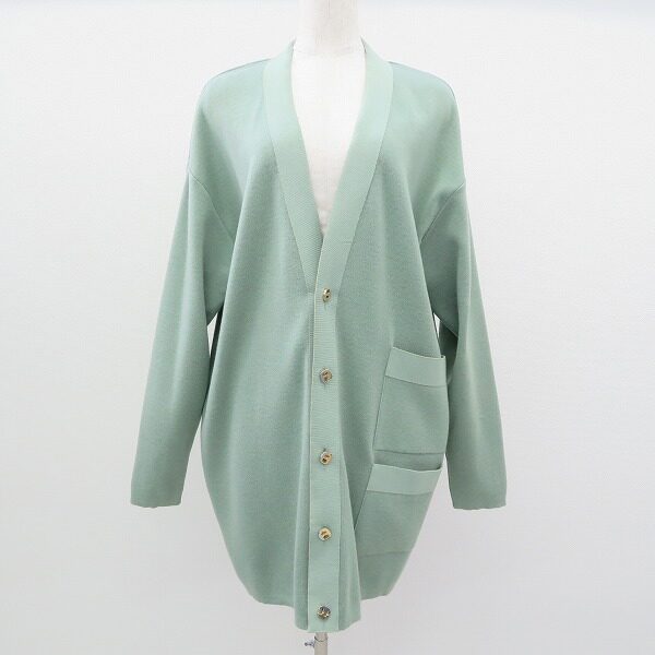目にも優しいグリーン フェラガモ ロゴボタンのカーディガンを買取しました！