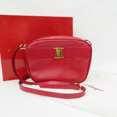 【フェラガモ ヴァラ】鮮やかな赤が綺麗なバッグを買取しました！