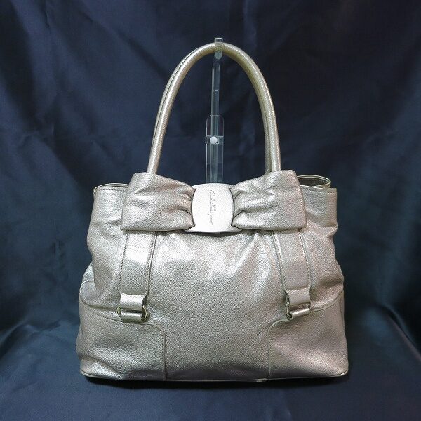 ピンクゴールドの煌めきが素敵なフェラガモのバッグを買取しました！