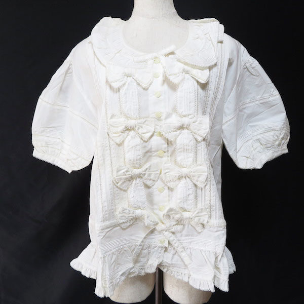 フリルの豪華さに目を奪わられる カネコイサオのブラウスを買取しました