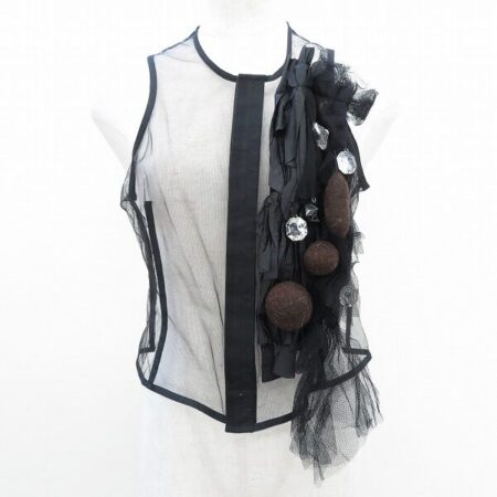 盛大なコサージュで注目を浴びる コムデギャルソンのベスト