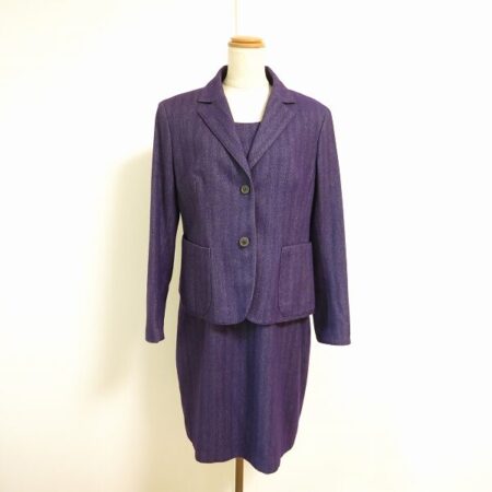 濃すぎない紫が嬉しい アクリスのワンピーススーツを買取しました