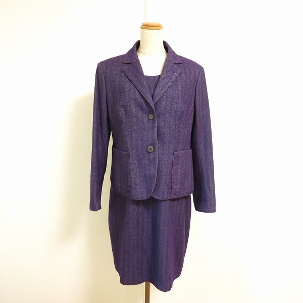 濃すぎない紫が嬉しい アクリスのワンピーススーツを買取しました