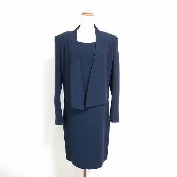 明るめ紺色で華やかさをプラス アクリスのワンピースを買取しました