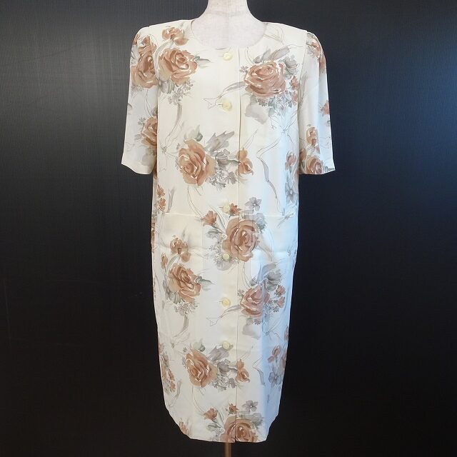 レリアンのワンピースを買取しました！白×花柄で上品の極み